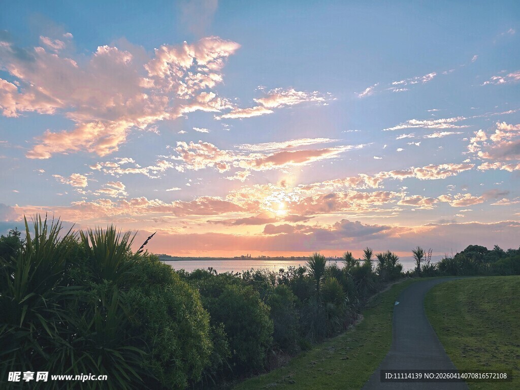 夕阳下的田野小路美景