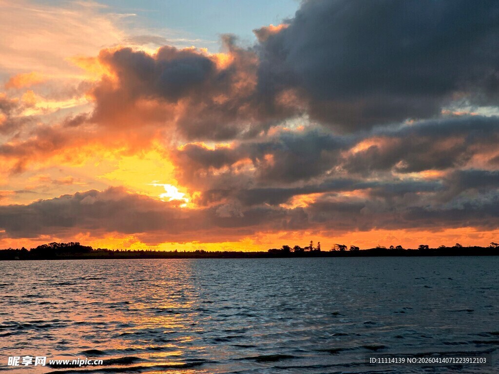 海上壮美日落景观