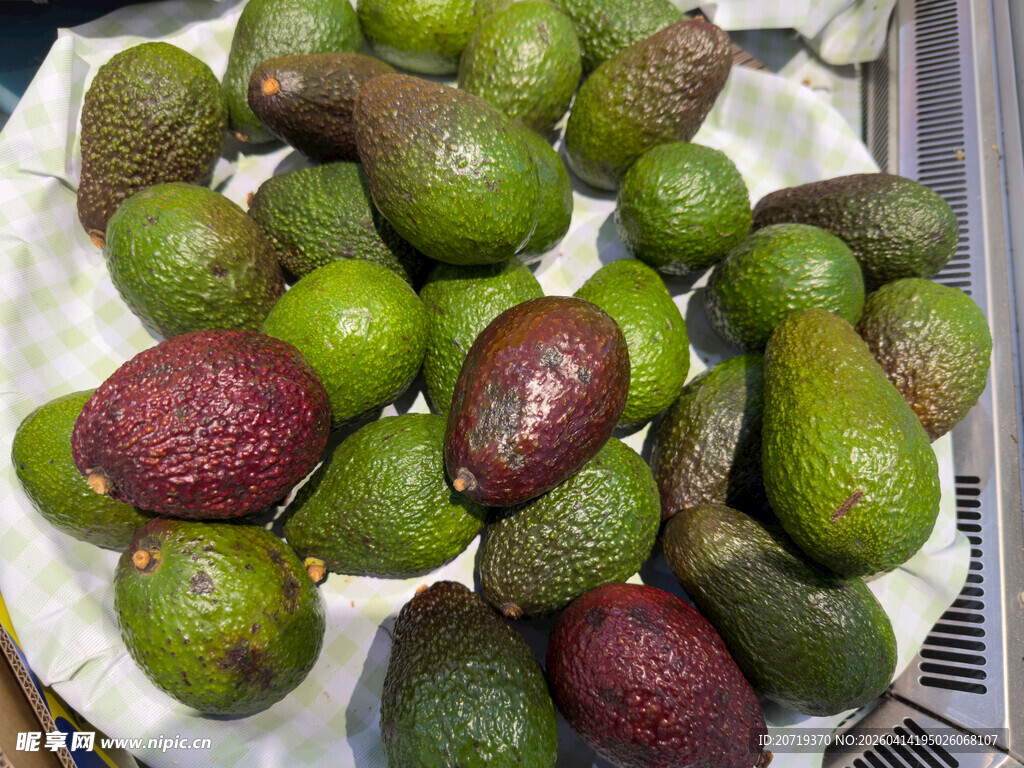 新鲜多样牛油果堆叠展示