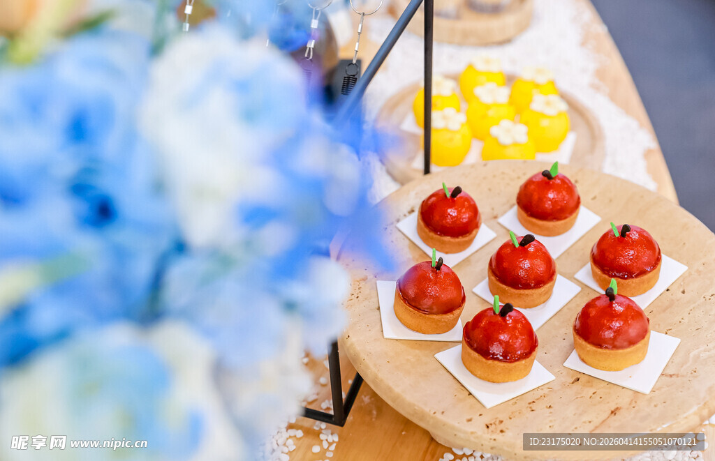 红色烘焙甜品摆台
