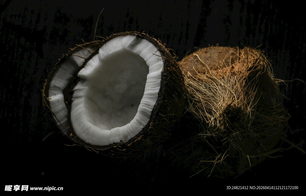 切开的新鲜椰子