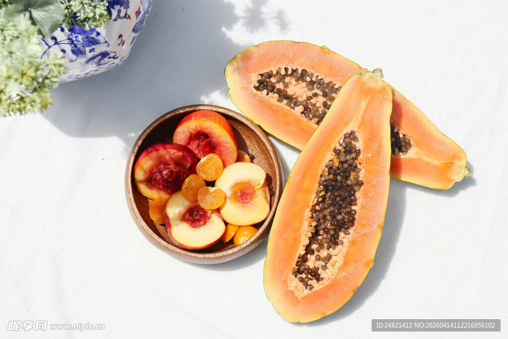 新鲜木瓜及切块水果展示