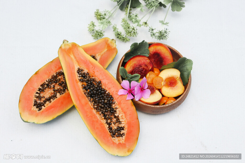 新鲜木瓜与水果花卉摆盘