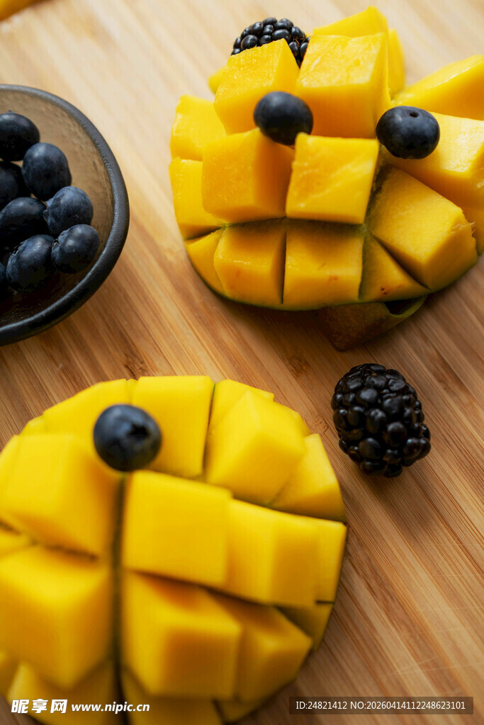 切块芒果配蓝莓黑莓