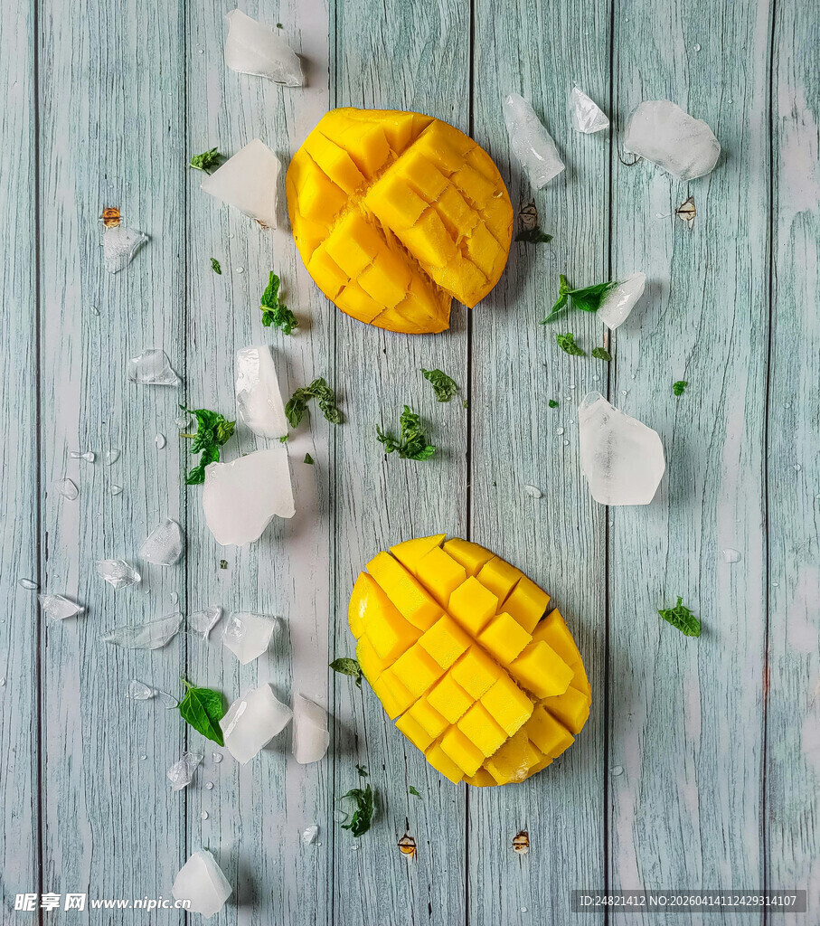 浅色木底上的切块芒果