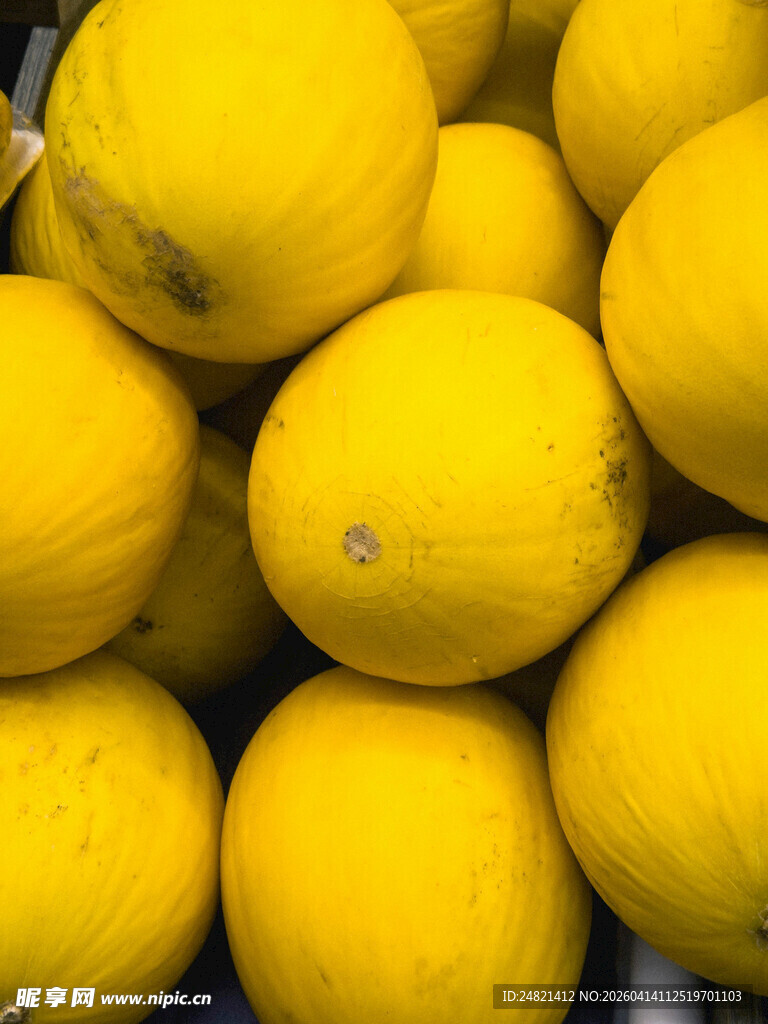 一堆鲜黄饱满的柠檬