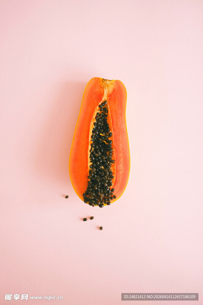 切开的木瓜展示内部籽