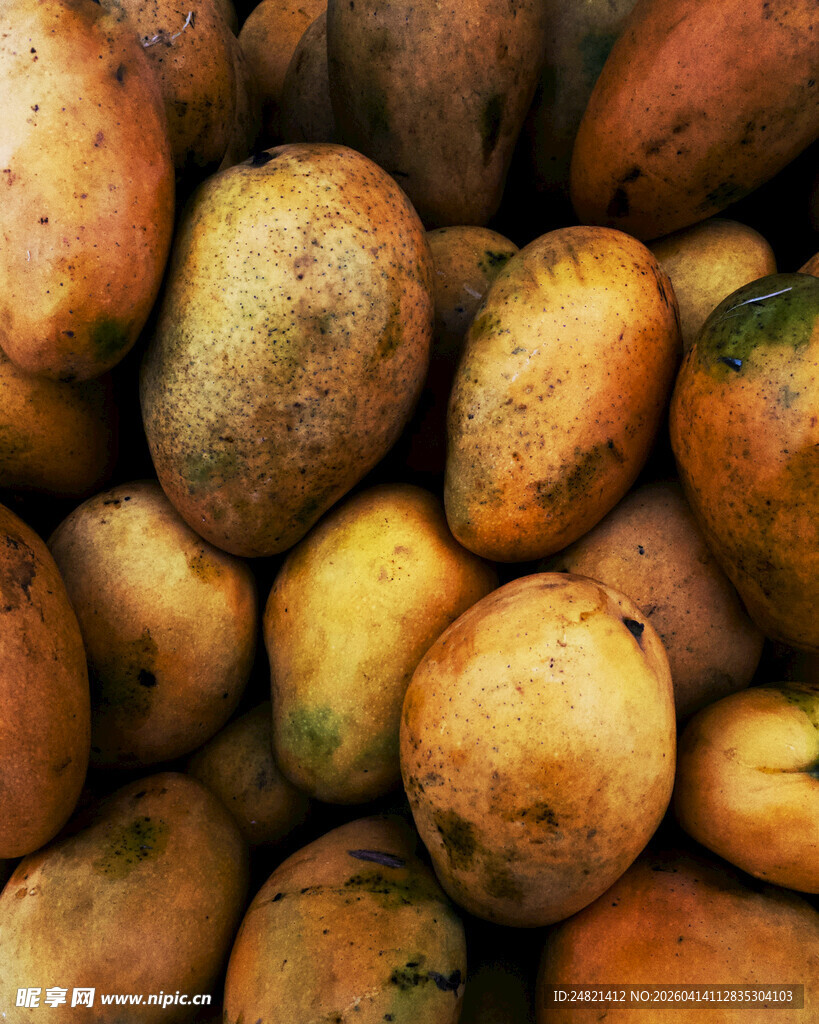 一堆色泽诱人的红薯