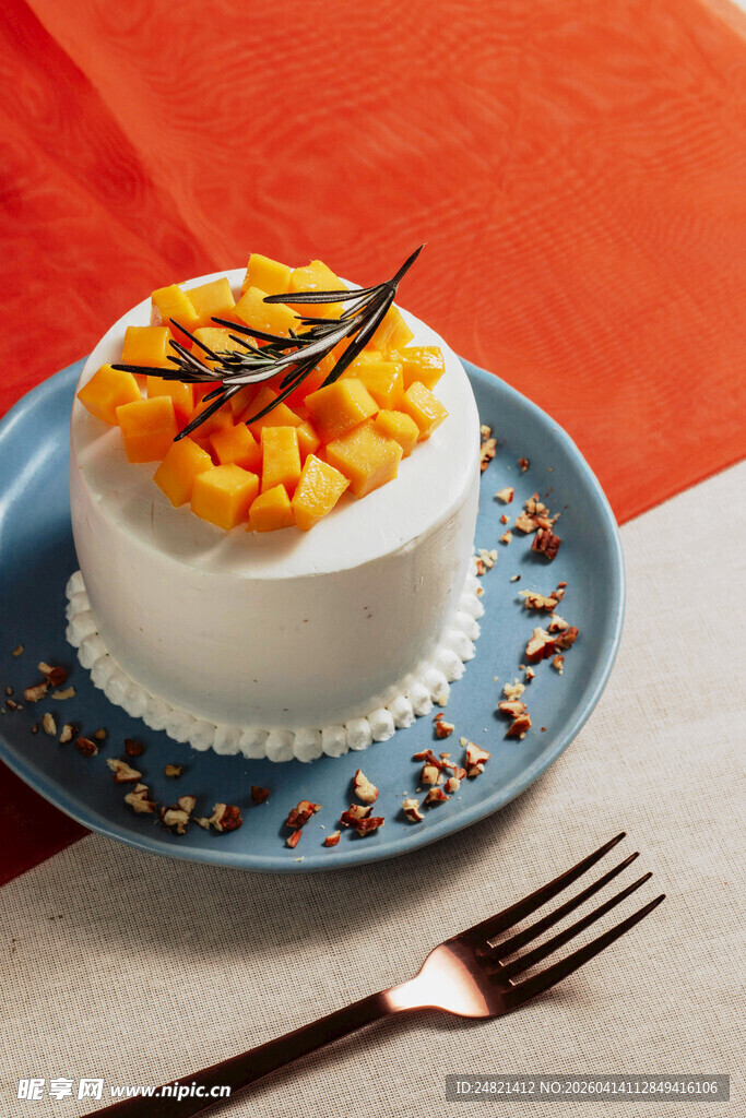 芒果装饰的美味精致蛋糕