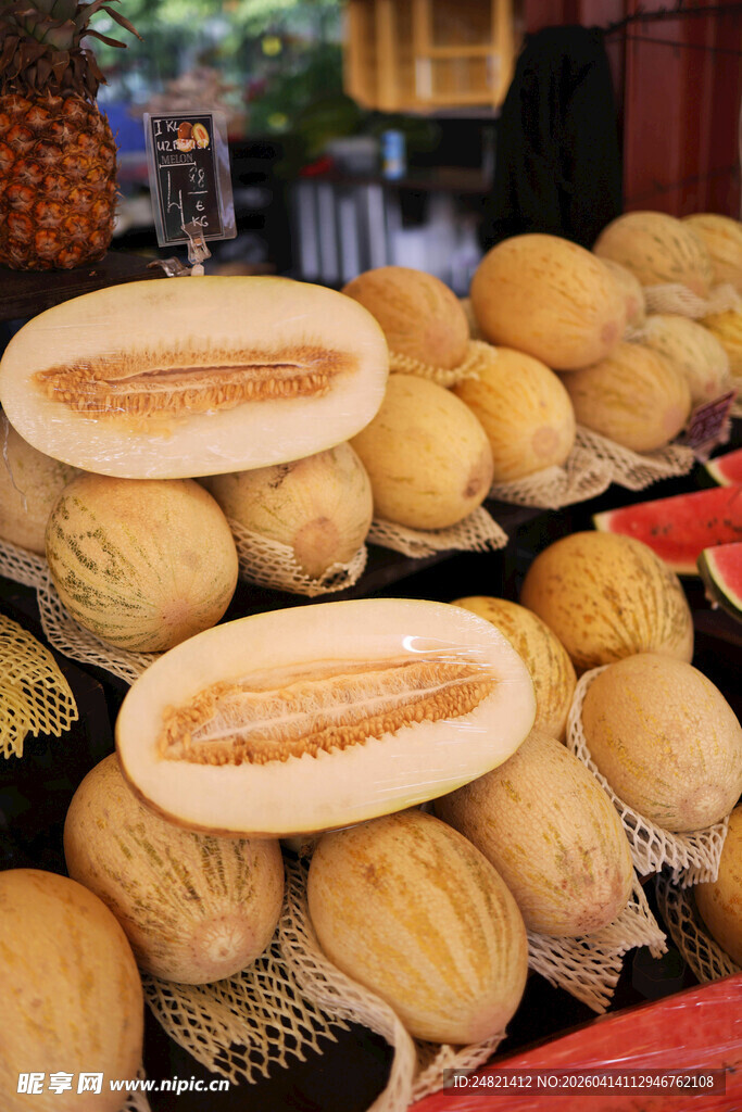 新鲜切开的甜瓜待售