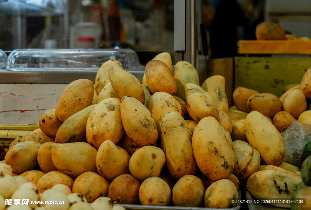 摊位上的金黄玉米堆