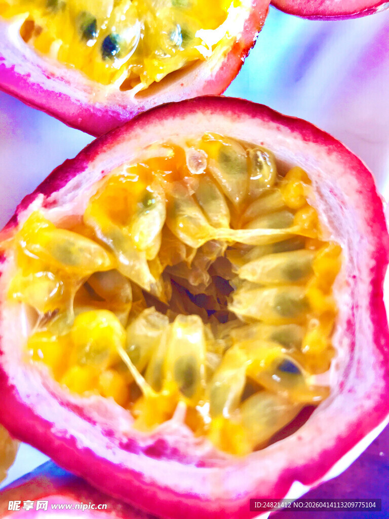 切开的百香果果肉特写