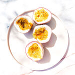 白色盘上的切开百香果