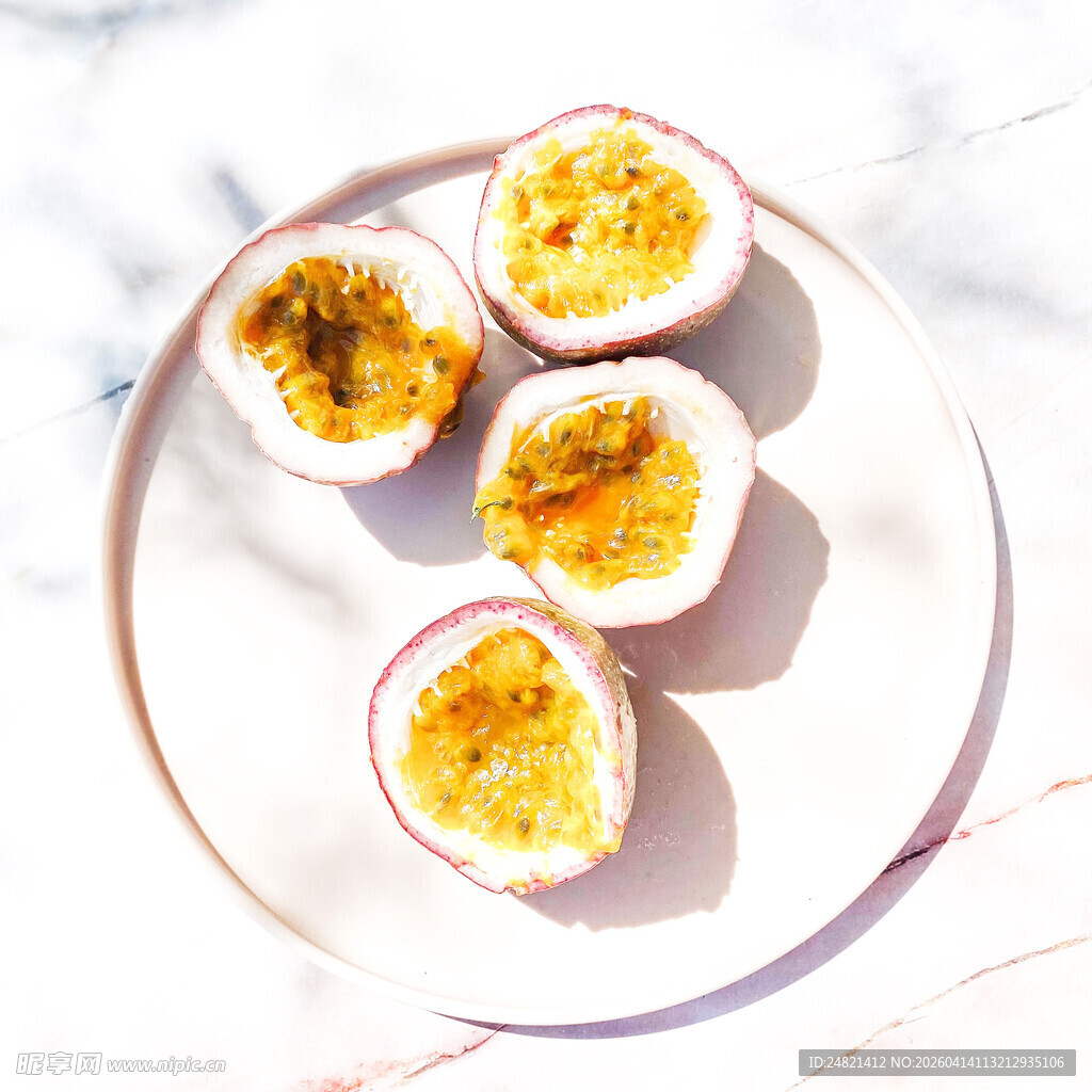 白色盘上的切开百香果