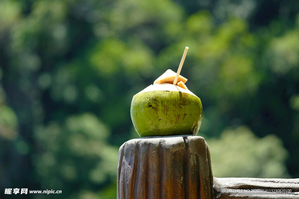 木桩上的创意青苹果饮品
