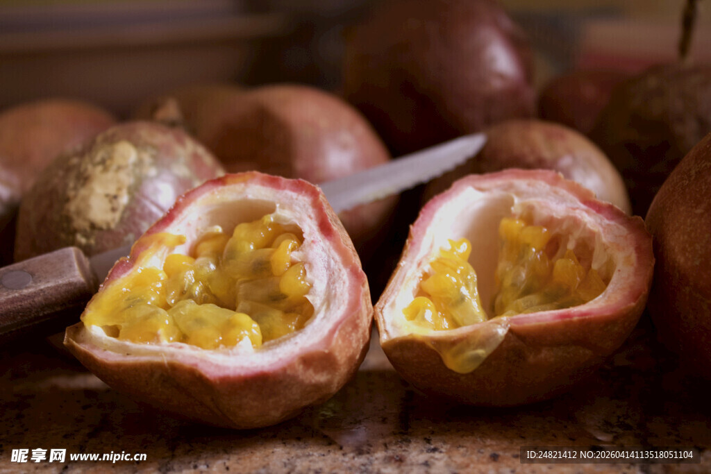 切开的百香果展示果肉