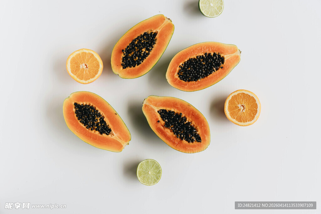 切开的木瓜与青柠