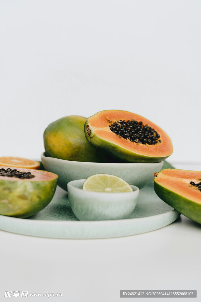 新鲜木瓜搭配小碟酱料