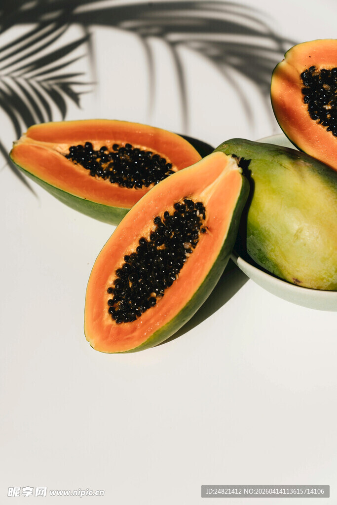 切开的新鲜木瓜