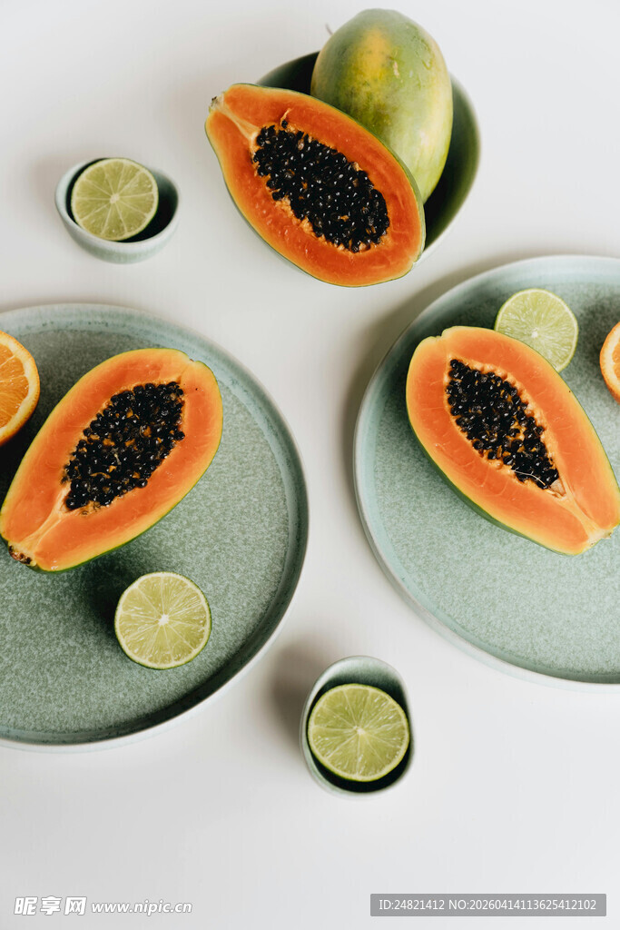 青盘上的切开木瓜与青柠