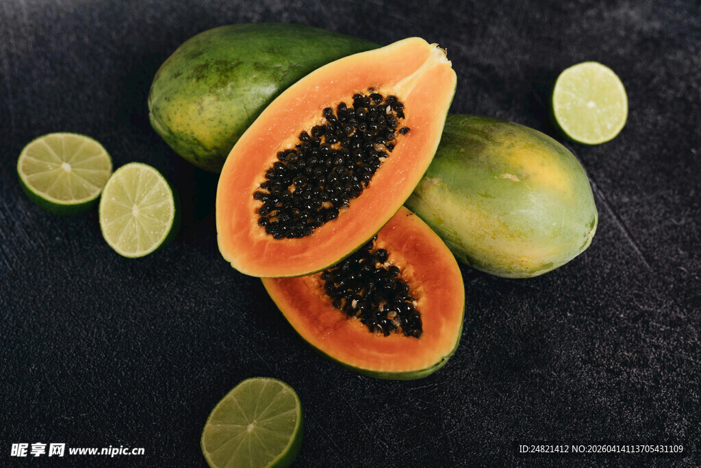 切开的木瓜及其切片