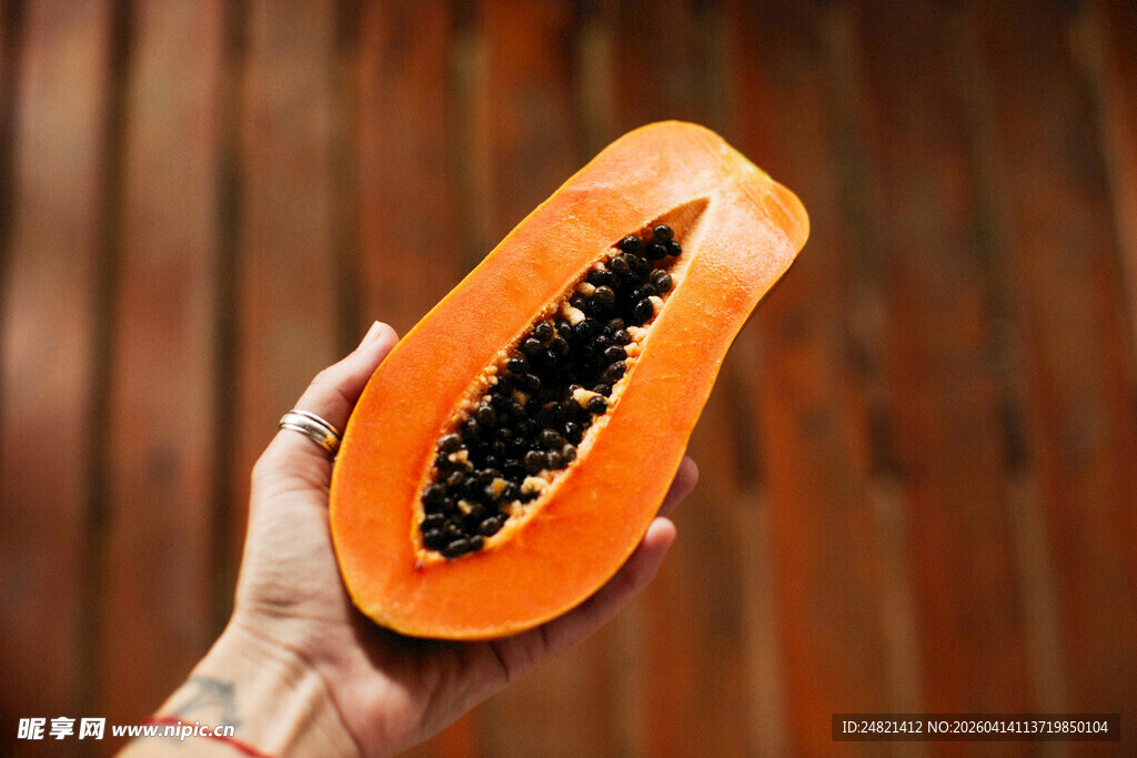 手持切开的新鲜木瓜