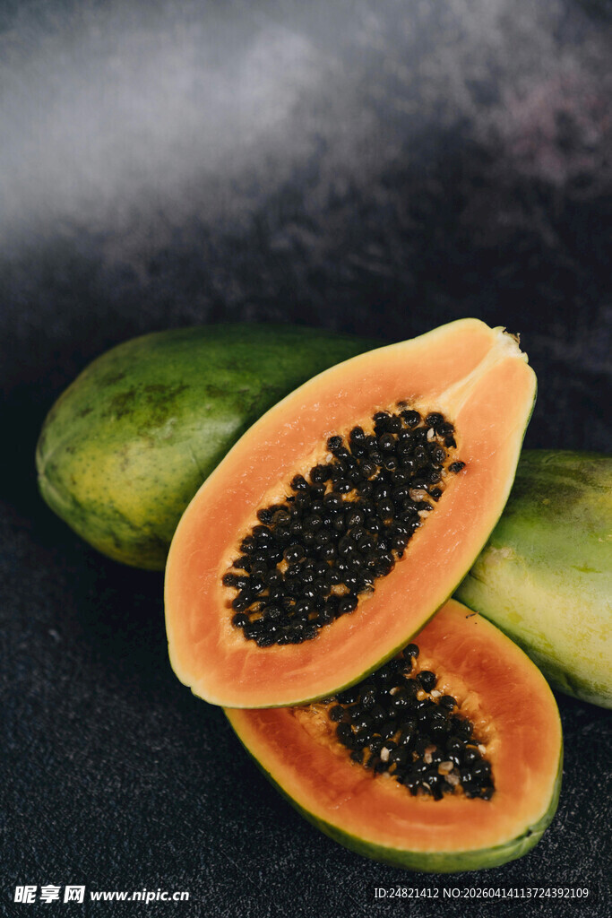 切开的新鲜木瓜