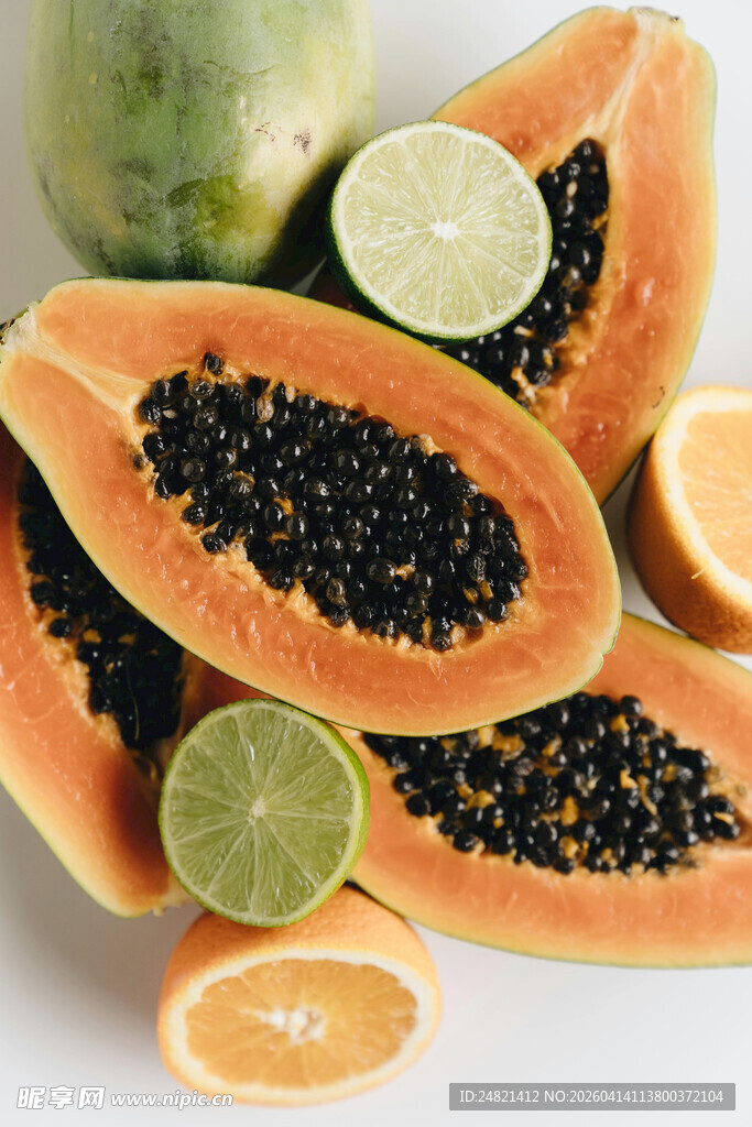 切开的木瓜与青柠