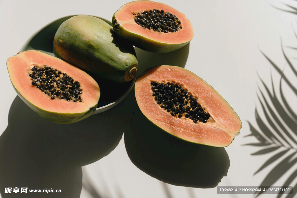 切开的新鲜木瓜