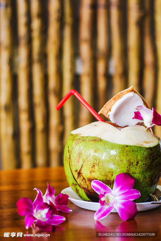 椰青饮品配鲜花装饰