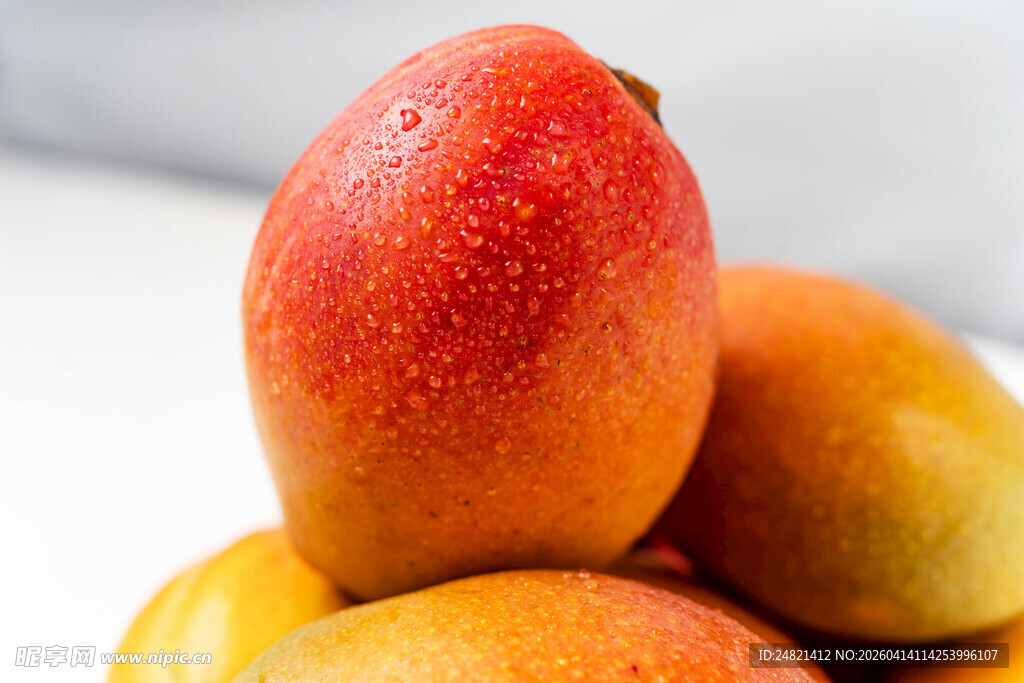 新鲜诱人的堆叠芒果