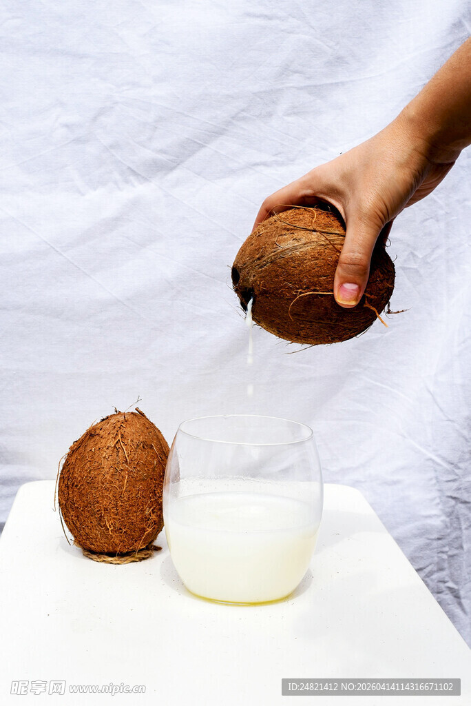 手倒椰汁入杯的清新画面