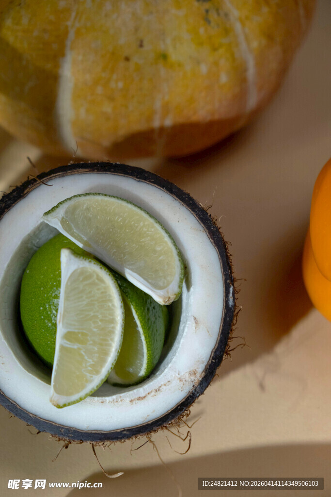 青柠切片置于椰子碗中