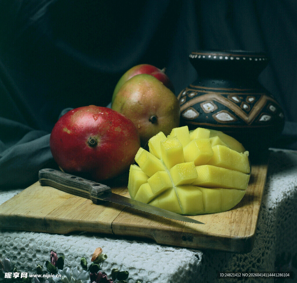 砧板上的多彩水果组合