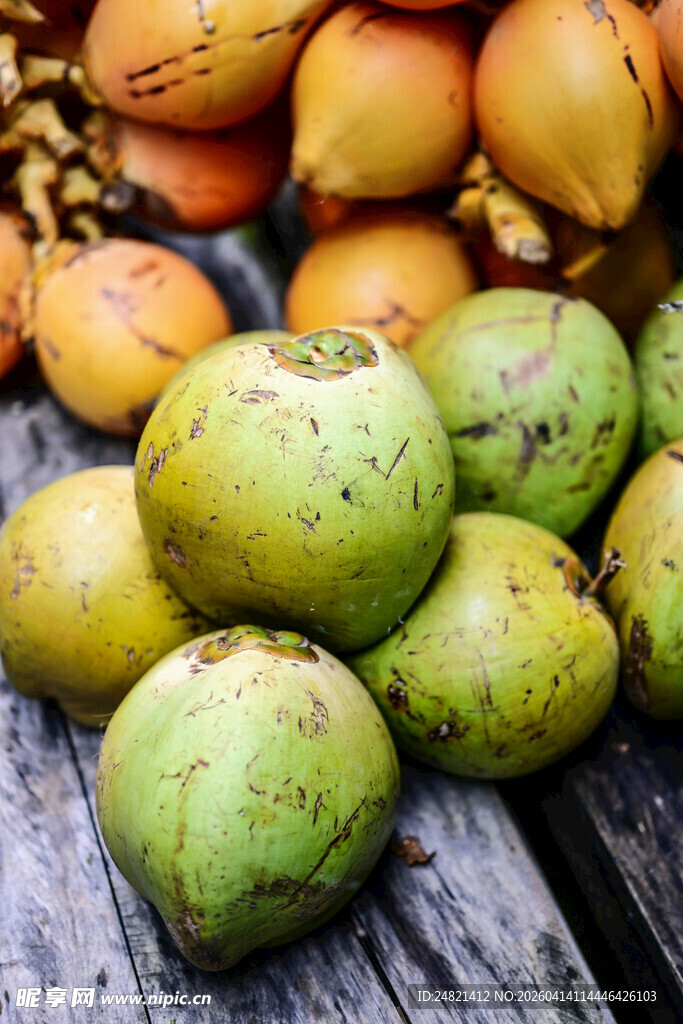 木桌上摆放的新鲜椰子