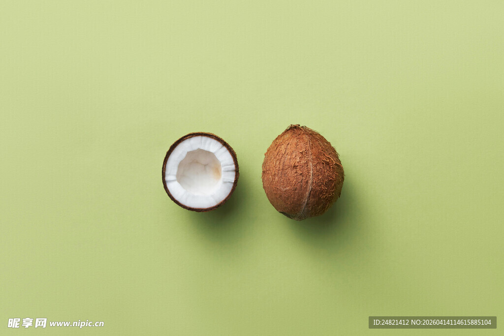 青底上的椰子与半颗椰果