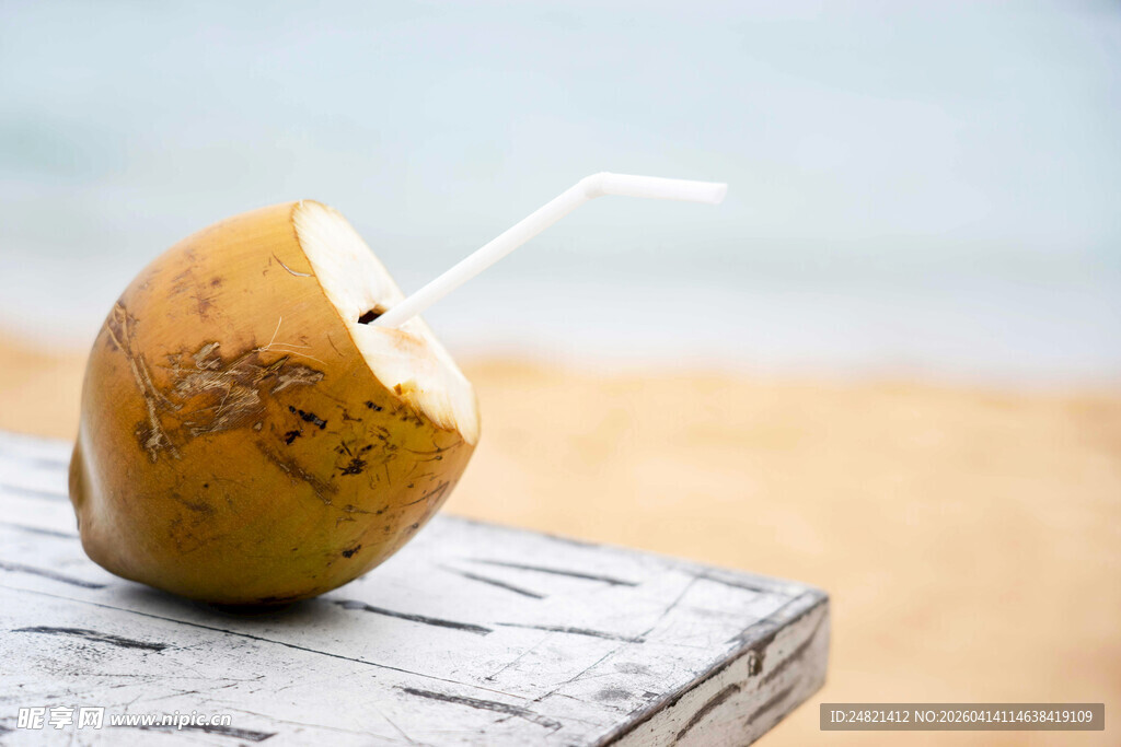木桌上的新鲜椰子饮品
