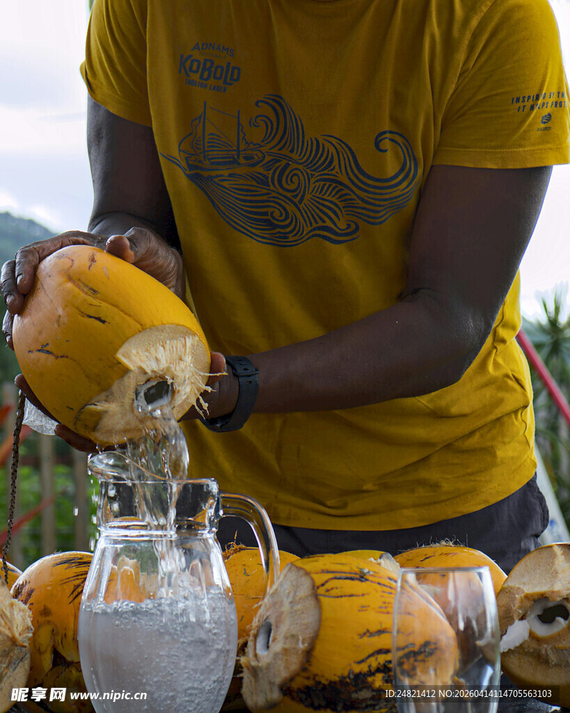 男子手工制作南瓜汁