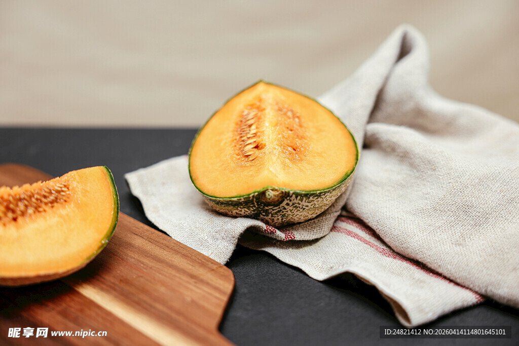 切开的甜瓜置于木砧板上