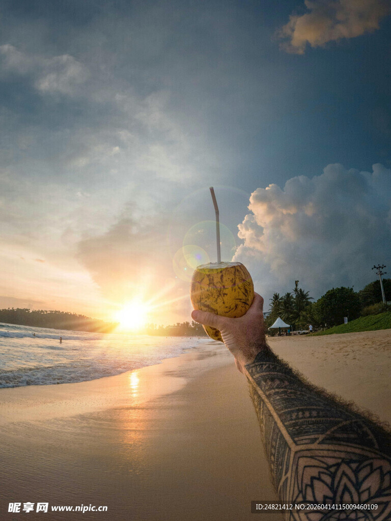 海边日落时的船只美景
