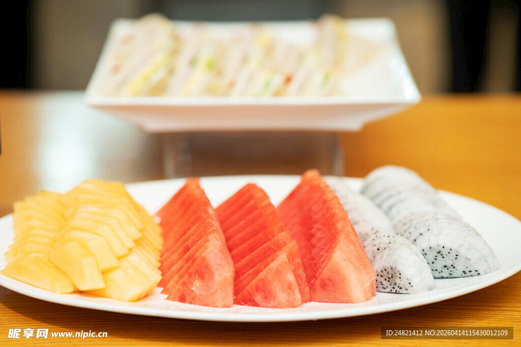 多样刺身拼盘美食展示