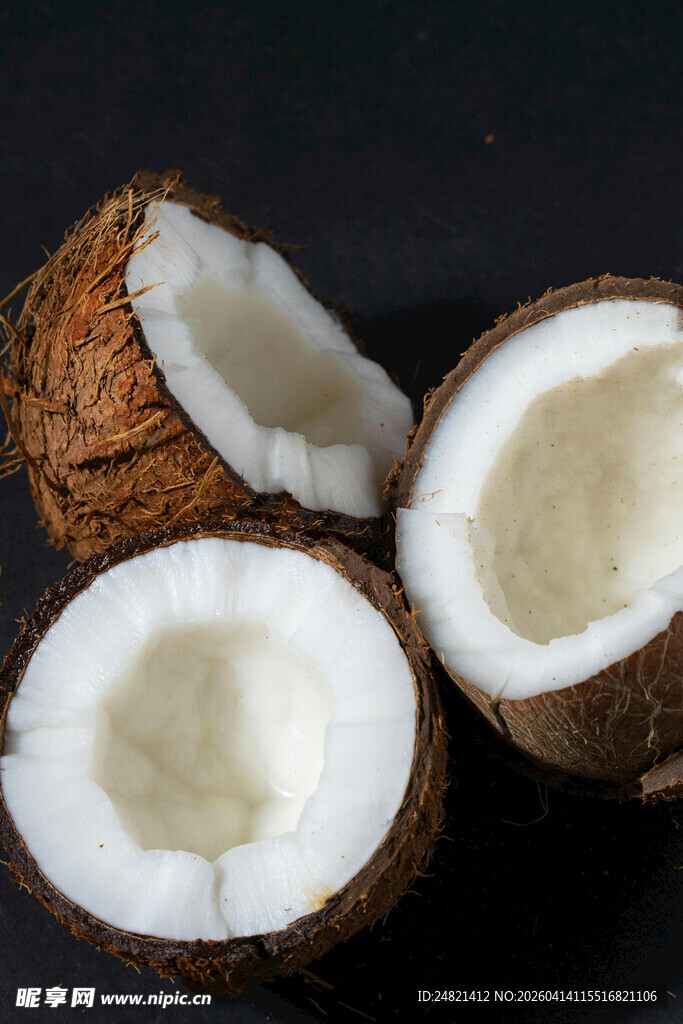 切开的新鲜椰子
