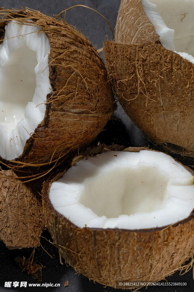切开的新鲜椰子