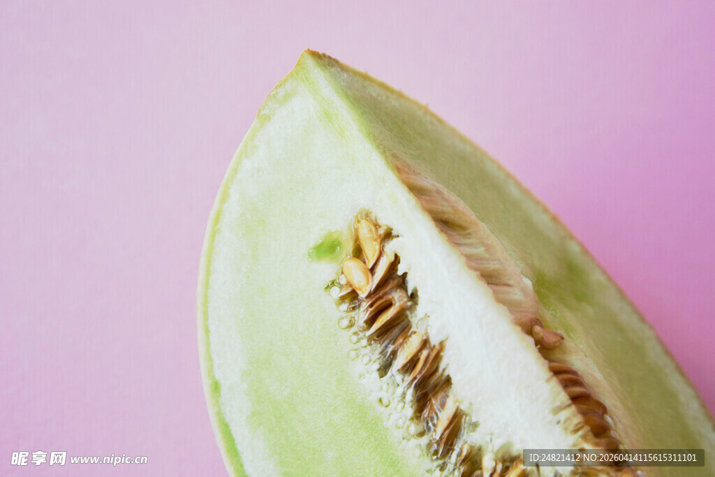 切开的青绿色甜瓜