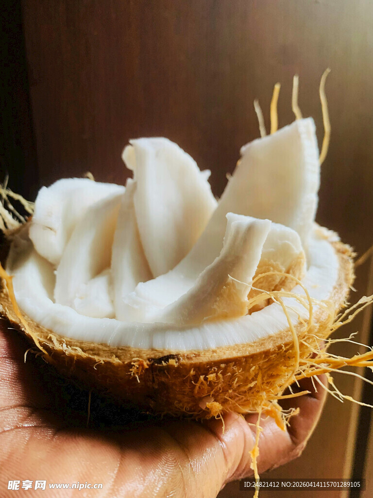 剥开的香甜椰子果肉