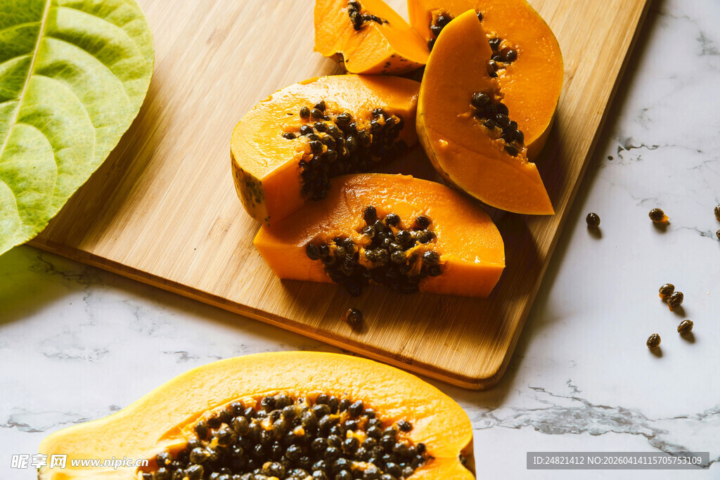 木砧板上的切块新鲜木瓜