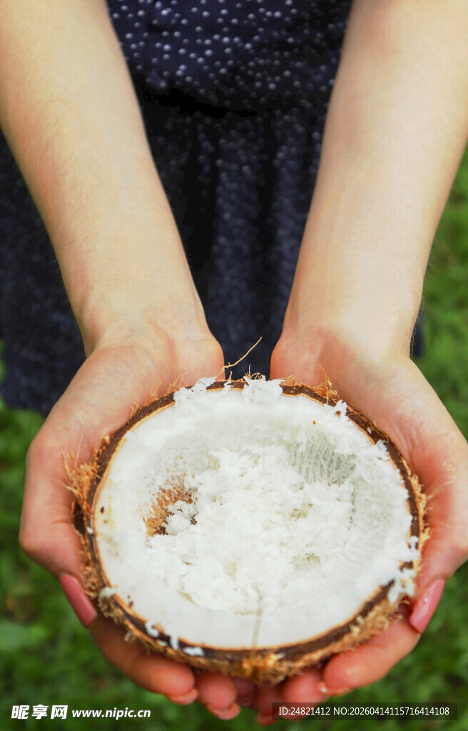 双手捧起的新鲜椰子肉