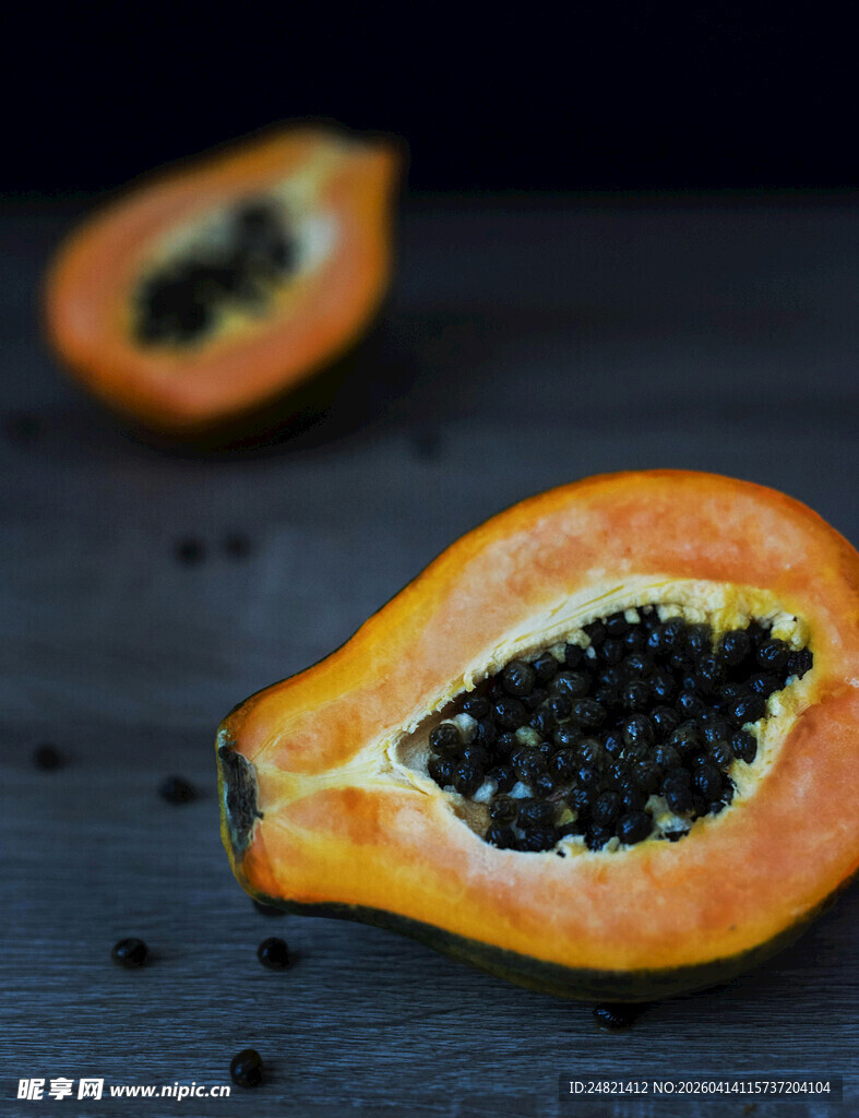 切开的木瓜展示内部籽仁