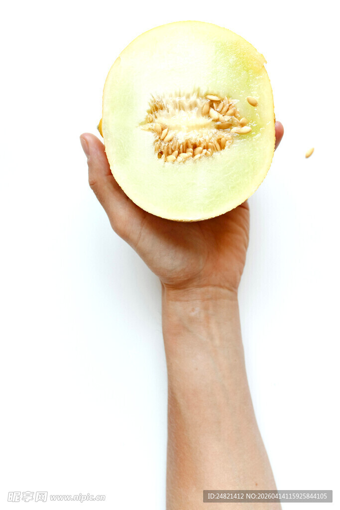 手捧切开的新鲜甜瓜