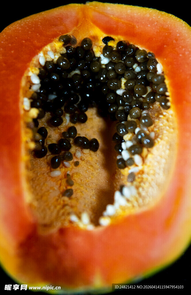 切开的木瓜展示内部籽